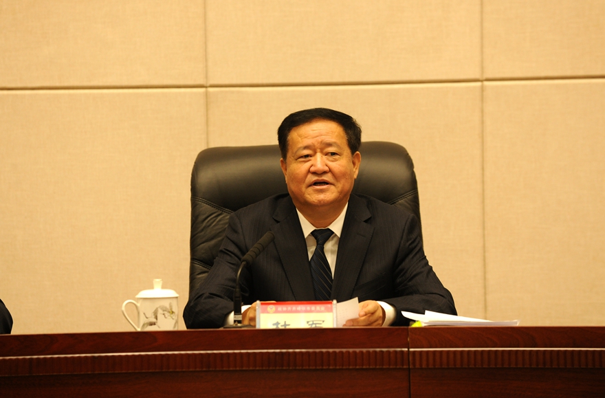 杜军主持会议.JPG